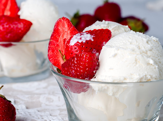 Frzen Yoghurt and Strawberries